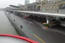 Hamburg von Bord einer HADAG-F�hre am nebligen und tr�ben 11.11.2020 (Karnevalsanfang): menschenleere Landungsbr�cken, alle Lokale geschlossen, kein Rundfahrtsschiff, hier tobt sonst das Leben