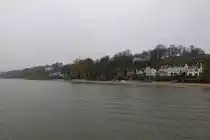 Hamburg am nebligen und tr�ben 11.11.2020 (Karnevalsanfang): die Uferbebauung in �velg�nne von der HADAG-F�hre auf der Elbe gesehen