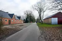 Wilmkjerweg n�rdlich vom Handewitter Ortsteil Ellund bei Flensburg. Die Staatsgrenze zwischen D�nemark und Deutschland l�uft an der n�rdlichen Seite der Stra�e (links im Bild). Der Hof (links) liegt in D�nemark, die Scheune des Hofes (rechts) liegt in Deutschland.
Aufnahme: 4. Januar 2021.