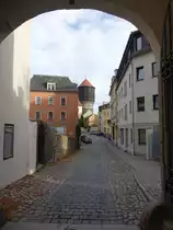 Bautzen, Blick durch das Burgtor auf den Burgplatz mit Wasserturm (03.10.2020)