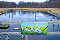 Kunstdruck des Flensburger K�nstlers Christian Ristau h�ngt an das Gel�nder der Holzbr�cke zwischen Wassersleben und dem Kollunder Wald auf d�nischer Seite der Staatsgrenze. Aufnahme: 5. Januar 2021.