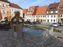 Stolpen, Brunnen und Geb�ude am Marktplatz (04.10.2020)