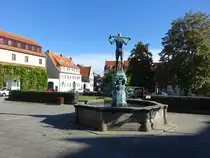 Dohna, Fleischerbrunnen von 1911 am Marktplatz, Figurenbrunnen von Alexander H�fer (04.10.2020)