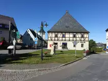 B�renstein, historisches Fachwerkhaus am Marktplatz (04.10.2020)