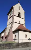 Wittelbach, der massige Glockenturm der katholischen Kirche, fr�hgotisch aus dem 13.Jahrhundert, Juli 2020