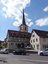 Unsleben, kath. Pfarrkirche St. Crucis und alte Apotheke am Kirchplatz (08.07.2018)