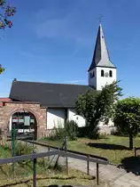 Berghausen, Ev. St. Martin Kirche, Kirchenschiff erbaut 1962 durch den Architekten G. Einw�chter (12.08.2018)