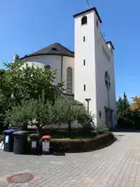 Gr�tzingen, kath. Pfarrkirche Hl. Kreuz, erbaut 1931 durch den Architekten Franz Kuhn (12.08.2017)