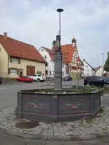 Binsdorf, Brunnen und altes Rathaus in der Turmstra�e (19.08.2018)