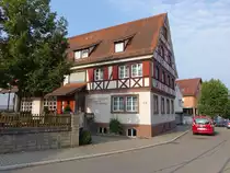 Bisingen, Fachwerkhaus des katholischen Gemeindezentrum (19.08.2018)