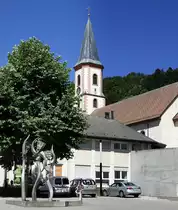 Zell i.W., Blick �ber den Rathausplatz zur katholischen Stadtkirche, links der Fasnachtsbrunnen, Juli 2020