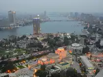 Blick vom Burg el Quahira - dem Kairoer Fernsehturm in Richtung S�den. Man sieht die S�dspitze der Nilinsel Zamalek mit dem markanten Hotel  Sofitel Cairo Nile El Gezirah .