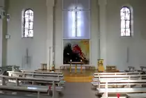 H�llstein, Blick zum Altar in der Mitte des Kirchenraumes der kath.Pfarrkirche, Juli 2020