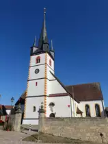 Amlingstadt, kath. Pfarrkirche St. �gidius, Saalbau mit Satteldach, eingezogener, quadratischer Chor, viergeschossiger Turm mit Spitzhelm, erbaut im 15. Jahrhundert, barockisiert von 1750 bis 1751 durch Martin Mayer, modernes Querhaus erbaut von 1970 bis 1972 (13.10.2018)
