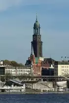 Hamburg am 15.11.2020: Blick auf die Hauptkirche St. Michaelis, Michel genannt, mit der davor liegenden Schwedischen Seemannskirche, im Vordergrund die St. Pauli Landungsbr�cken /