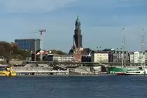 Hamburg am 15.11.2020: ein Teil der Hamburg Skyline von der S�dseite der Elbe (Steinwerder) gesehen mit dem dominanten Bauwerk der Michaeliskirche (Michel) /