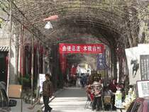 Ein Markt in Xi'an. Das Leben findet auf der Stra�e statt. April 2006