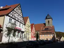 Betzenstein, evangelische Stadtkirche und Sparkasse an der Hauptstra�e, Kirche erbaut von 1733 bis 1748 durch Marx Erckel (13.10.2018)
