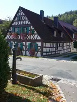 Frankendorf, Brunnen und Fachwerkhaus an der Hauptstra�e (13.10.2018)