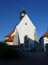 Kirchenbirkig, kath. Pfarrkirche St. Johannes der T�ufer, Saalbau mit eingezogenem Chor und Dachreiter, erbaut im 15. Jahrhundert, erweitert 1936 (13.10.2018)
