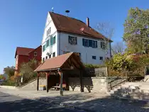 Melkendorf, altes Schulhaus an der Hauptstra�e, zweigeschossiger giebelst�ndiger Massivbau, erbaut 1912 (13.10.2018)