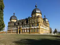 Memmelsdorf, Schloss Seehof, Sommerresidenz und das Jagdschloss der Bamberger F�rstbisch�fe, erbaut von 1687 bis 1696 durch Antonio Petrini (13.10.2018)
