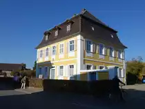 Stra�giech, Pfarrhaus, zweigeschossiger Mansardwalmdachbau, erbaut im 18. Jahrhundert (13.10.2018)