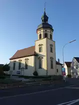 D�rrfeld, kath. Pfarrkirche Maria Geburt, Chorturmkirche, erbaut um 1700 (14.10.2018)