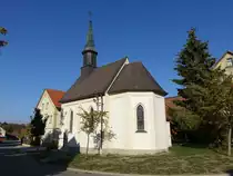 Hohenh�usling, kath. Kapelle Hl. Familie, eingezogener Chor mit 5/8-Schluss, erbaut 1897 (14.10.2018)