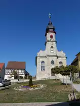 Pr�lsdorf, kath. Pfarrkirche St.  Sebastian, Saalbau mit eingezogenem Chor, Walmdach und Turmfassade mit Zwiebelhaube, erbaut von 1764 bis 1766 von Johann Michael Fischer (14.08.2018)