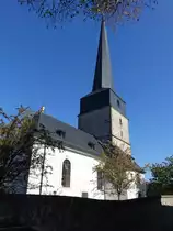Rothmannsthal, kath. Pfarrkirche Maria Himmelfahrt, Chorturmkirche aus dem 14. Jahrhundert, tonnengew�lbtes Langhaus 1745 von Dionys Finsterwalder (14.10.2018)