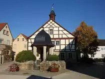 R�gshofen, Brunnen und Rathaus von 1580 an der Hauptstra�e (14.10.2018)