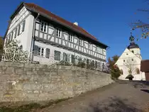 Aubstadt, Pfarrhaus und evangelische St. Johannes Kirche (15.10.2018)