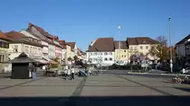Bad K�nigshofen, H�user und Brunnen am Marktplatz (15.10.2018)