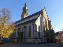 Bad K�nigshofen, kath. Stadtpfarrkirche Maria Himmelfahrt, dreischiffige sp�tgotische Staffelhalle mit Satteldach, erbaut von 1442 bis 1502, S�dostturm mit Zwiebelhaube (15.10.2018)