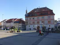 Bad K�nigshofen, Rathaus am Marktplatz, dreigeschossiger Mansardwalmdachbau, erbaut von 1573 bis 1575 (15.10.2018)