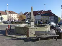 Bad K�nigshofen, Obeliskenbrunnen von 1806 am Marktplatz (15.10.2018)