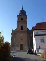 Eyershausen, kath. Pfarrkirche St. Wendelin, Saalbau mit Satteldach und polygonalem Chor, Westfassade mit Fassadenturm, erbaut von 1752 bis 1754 durch Johann M�ller (15.10.2018)