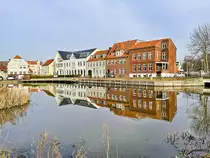 Spiegelung in der Wiedau in T�nder (Deutsch: Tondern) in S�nderjylland/Nordschleswig. Aufnahme: 22. Februar 2021.