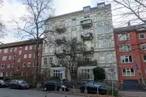 Hamburg am 3.1.2021: ein einzelnes im Krieg nicht zerst�rtes Haus, erbaut ca. 1900, zwischen zwei  in den 1950er Jahren erstellte „Neubauten“ im Stadtteil Uhlenhorst  /