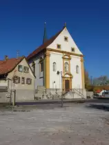 Untere�feld, kath. Pfarrkirche St. Johann Baptist, Saalkirche mit Satteldach, erbaut von 1698 bis 1700 (15.10.2018)