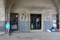 Hamburg am 28.1.2021: auf den St. Pauli Landungsbr�cken, Durchgang zur Br�cke 4, die Plastiken erschuf der Bildhauer Arthur Bock /