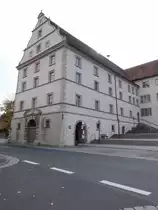 Fladungen, ehem. Zehnthaus, dreigeschossiger massiver Zweifl�gelbau mit Volutengiebel, erbaut von 1601 bis1626, heute Rathaus (16.10.2018)
