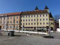 Regensburg, Geb�ude und Turmspitzen der Schottenkirche St. Jakob am Bismarckplatz (28.02.2021)