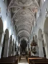 Regensburg, Innenraum der Niederm�nsterkirche, Hochaltar von 1763 nach einem Entwurf von Jakob M�sl, Volksaltar von Friedrich Koller (28.02.2021)