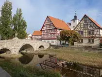 Nordheim von der Rh�n, Steinbr�cke �ber die Streu und Fachwerkh�user in der unteren Torgasse (16.10.2018)