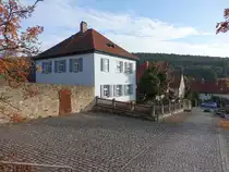 Unterelsbach, Pfarrhaus in der Hauptstra�e. Sp�tklassizistisches zweigeschossiges Walmdachhaus, erbaut im 19. Jahrhundert (16.10.2018)