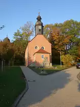 Waltershausen, evangelische Pfarrkirche St. Georg, Saalkirche mit Satteldach, erbaut im 16. Jahrhundert (16.10.2018)