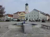 Bad Griesbach, Brunnen und H�user am Stadtplatz (20.10.2018)