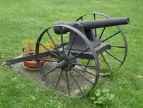 Bayerbach, historische Kanone am Kirchplatz (20.10.2018)